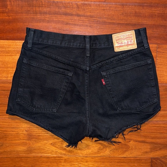Levi’s 501 High Rise Short in Darkest Hour - Picture 3 of 4